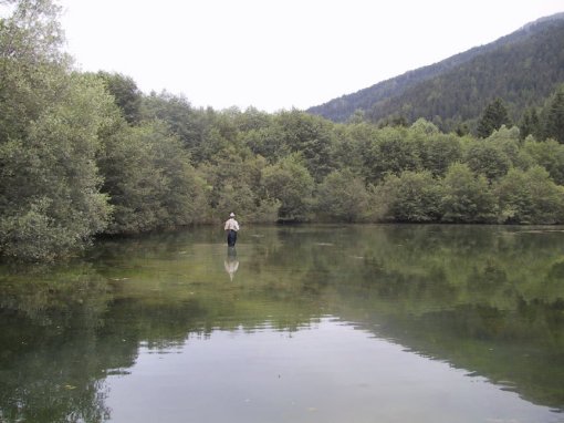 Il lago poco distante dal confine con l’Italia.